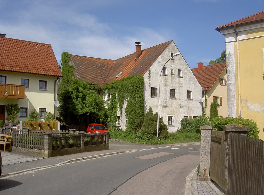 Neues Wohnhaus in Waldenbuch: Balkon und Stellplätze